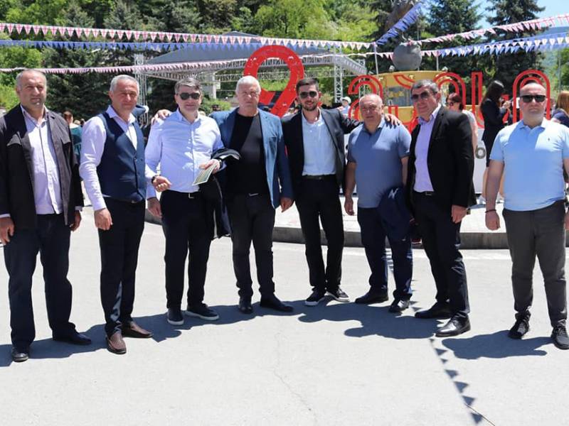 გილოცავთ დამოუკიდებლობის დღეს!